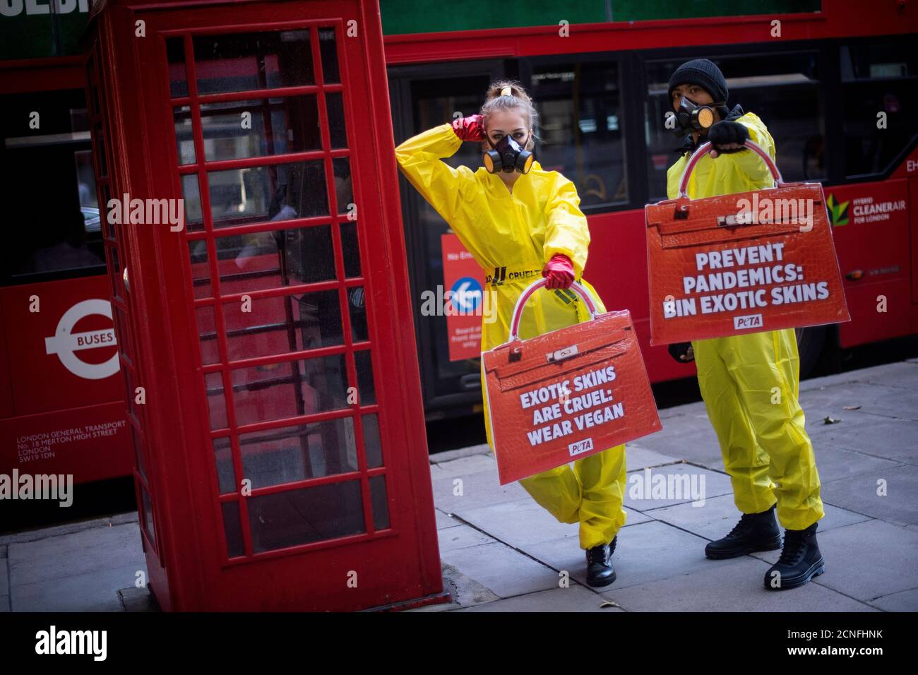 In Gefahr gekleidete Demonstranten der PETA-Gruppe für Tierrechte demonstrieren vor dem Somerset House, dem Veranstaltungsort der London Fashion Week. Stockfoto
