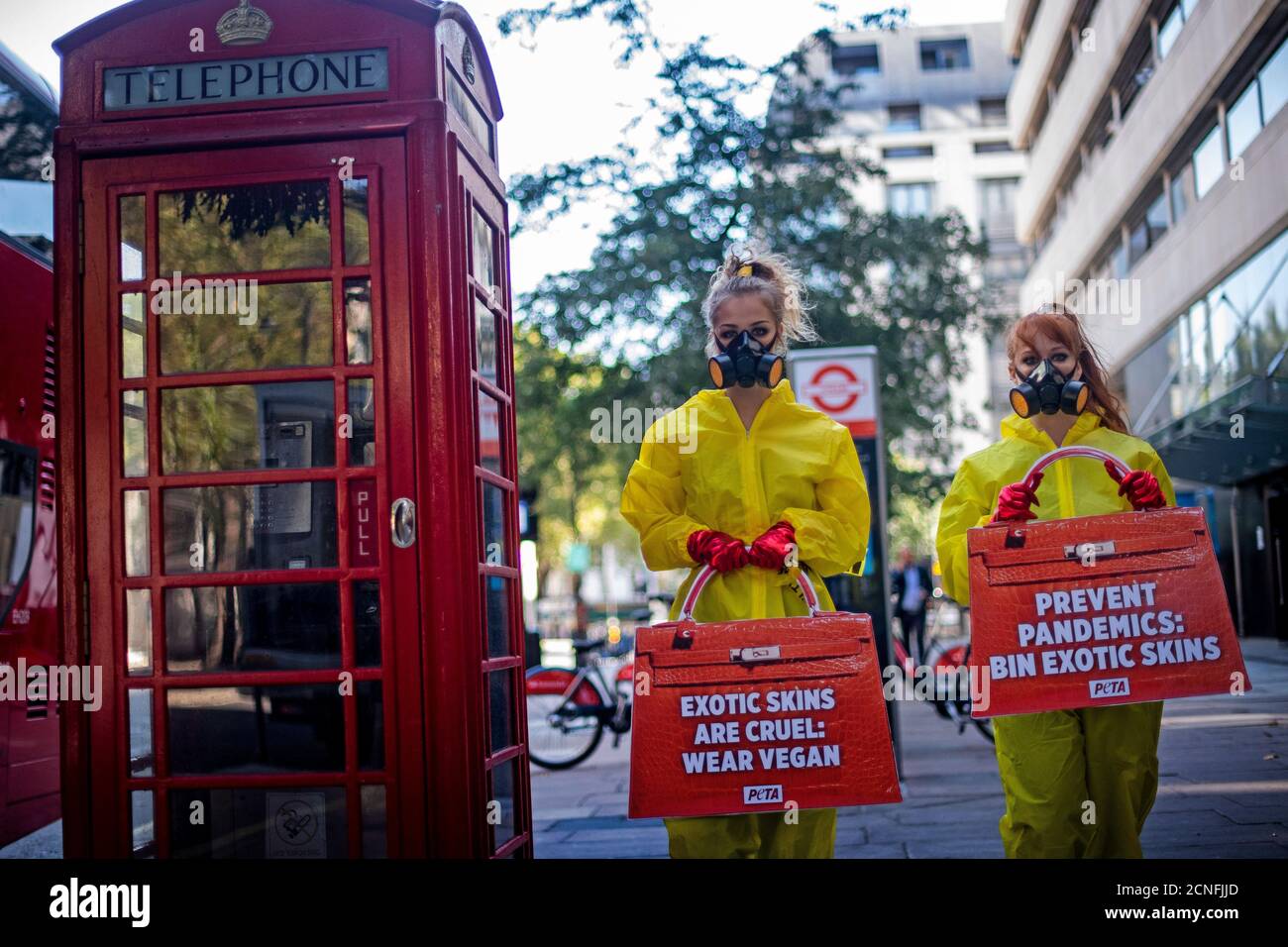 In Gefahr gekleidete Demonstranten der PETA-Gruppe für Tierrechte demonstrieren vor dem Somerset House, dem Veranstaltungsort der London Fashion Week. Stockfoto