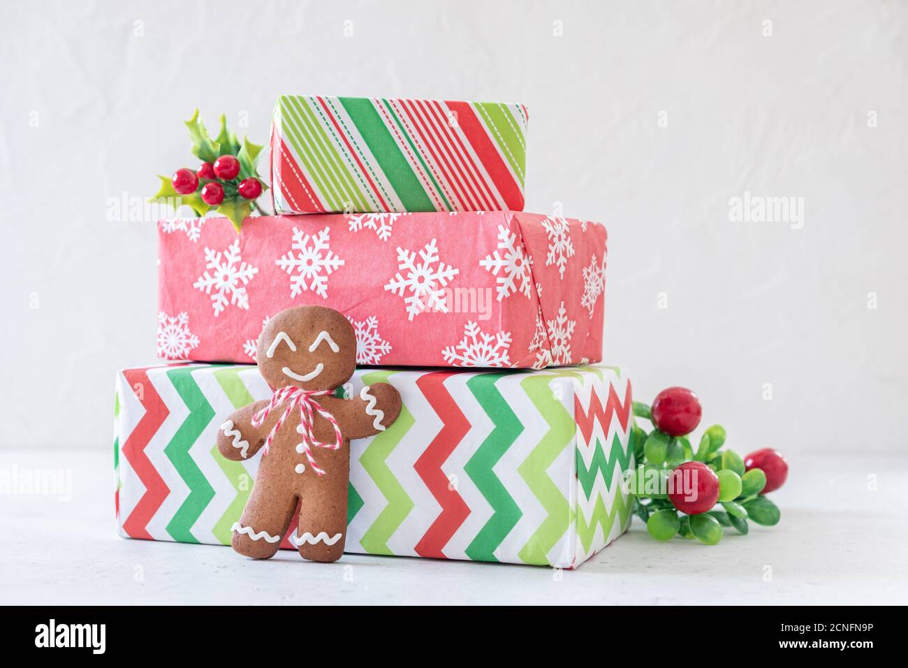 Lebkuchenmänner und Geschenkschachtel Stockfoto