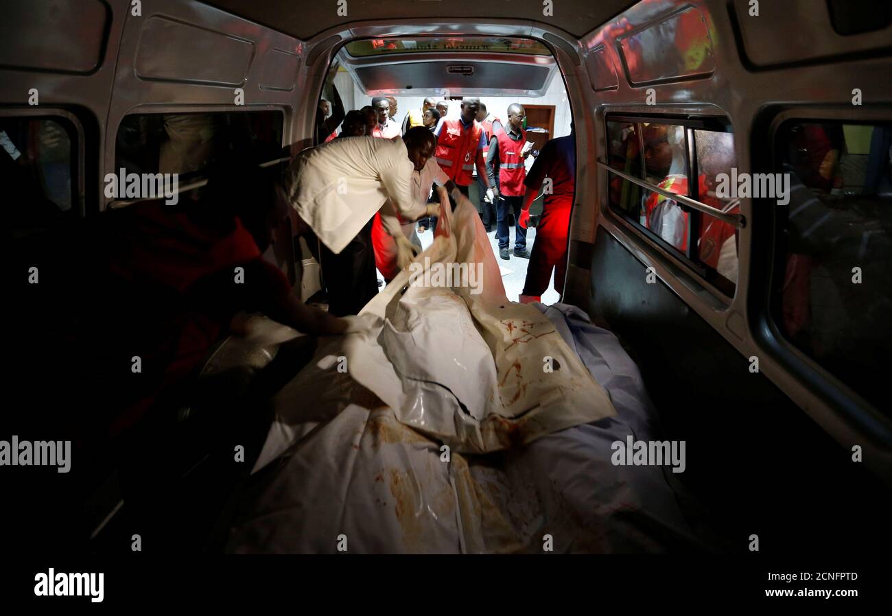 Liebe Redakteure - visuelle Berichterstattung von Szenen der DEATHMortuary Begleiter von Rotkreuz-Mitarbeitern unterstützt die Leichen der getöteten Zivilisten nach einem Angriff auf die Bisharo Unterkunft durch militante Islamisten aus der somalischen behandeln Gruppe al-Shabaab in Mandera, in der Leichenhalle Chiromo in Kenias Hauptstadt Nairobi, 25. Oktober 2016. REUTERS/Thomas Mukoya TPX Bilder des Tages Stockfoto