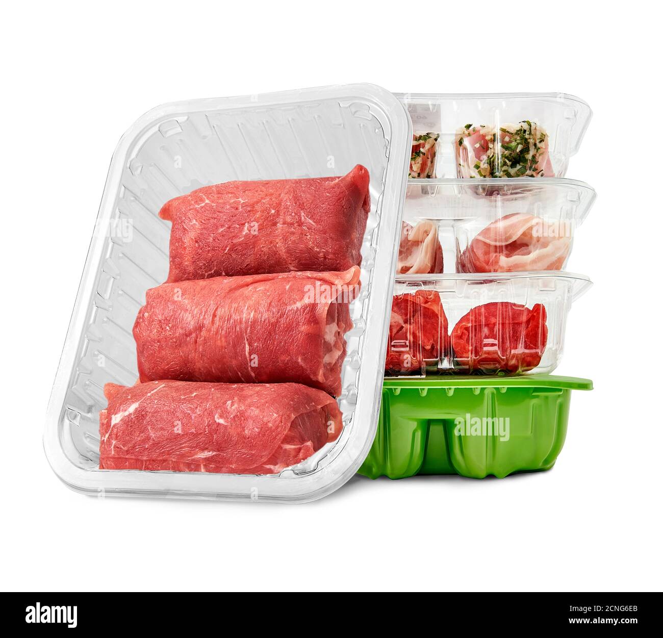 Verpackte Fleischstücke in einem Studio-Setting, isoliert auf Weiß. Stockfoto