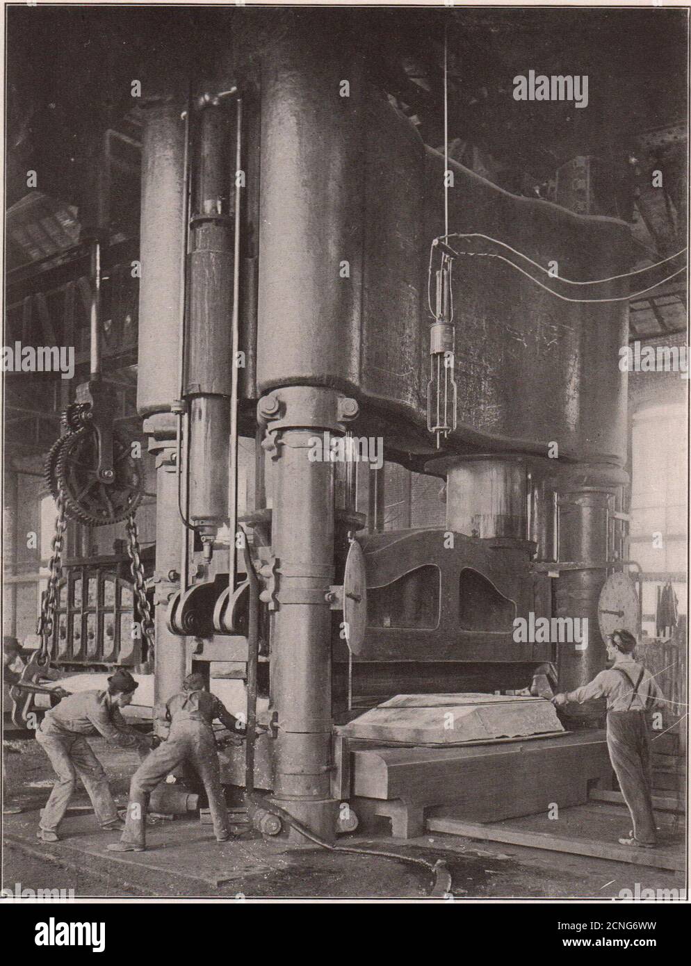 Herstellung von Rüstungsplatte: Eine 14-Zoll-Rüstungsplatte unter EINER hydraulischen Presse 1904 Stockfoto
