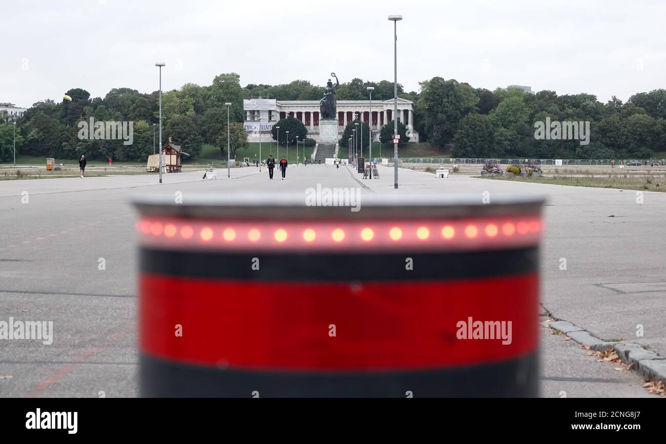 18. September 2020, Bayern, München: Ein Poller mit roten Lichtern steht auf der Theresienwiese. Im Hintergrund sieht man das Bayern. Normalerweise hätte das Oktoberfest am 19.09.2020 auf der Theresienwiese eröffnet. Das größte Volksfest der Welt wurde wegen der Corona Pandemie 2020 abgesagt. Foto: Josefine Kaukemüller/dpa Stockfoto