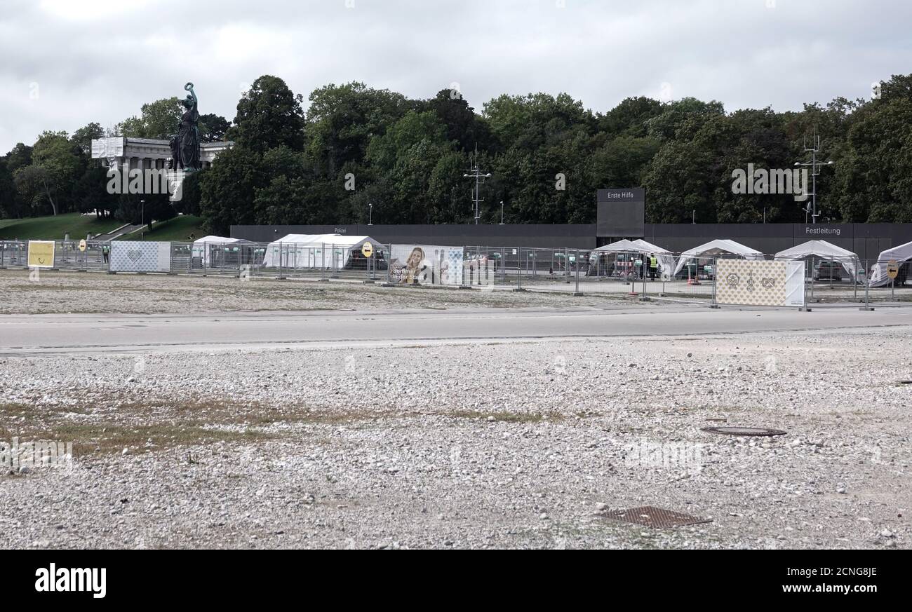 18. September 2020, Bayern, München: Auf der Theresienwiese ist eine Corona-Teststation zu sehen. Normalerweise hätte das Oktoberfest am 19.09.2020 auf der Theresienwiese eröffnet. Das größte öffentliche Festival der Welt wurde wegen der Corona Pandemie 2020 abgesagt. Foto: Josefine Kaukemüller/dpa Stockfoto