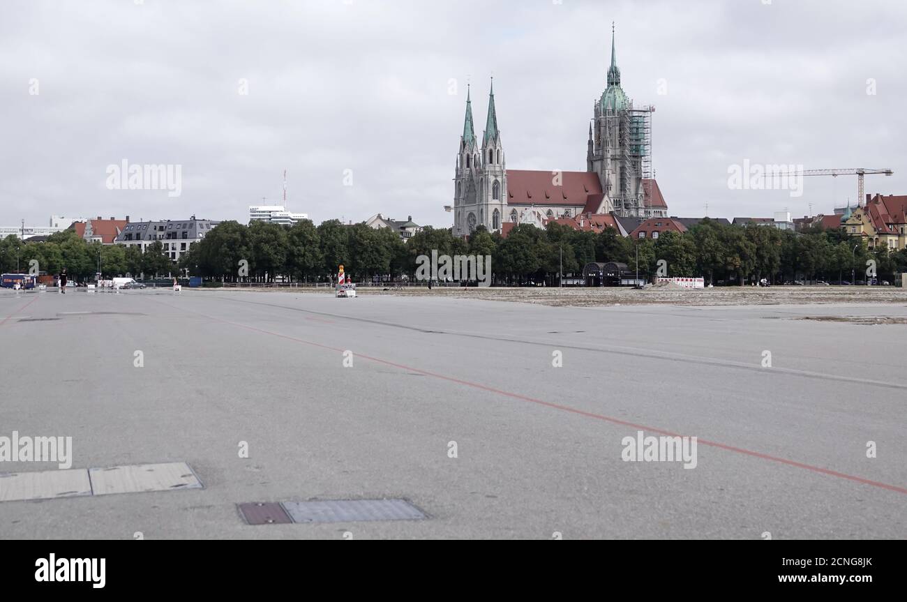 18. September 2020, Bayern, München: Nur wenige Menschen sind auf der Theresienwiese. Normalerweise hätte das Oktoberfest am 19.09.2020 auf der Theresienwiese eröffnet. Das größte Volksfest der Welt wurde wegen der Corona Pandemie 2020 abgesagt. Foto: Josefine Kaukemüller/dpa Stockfoto