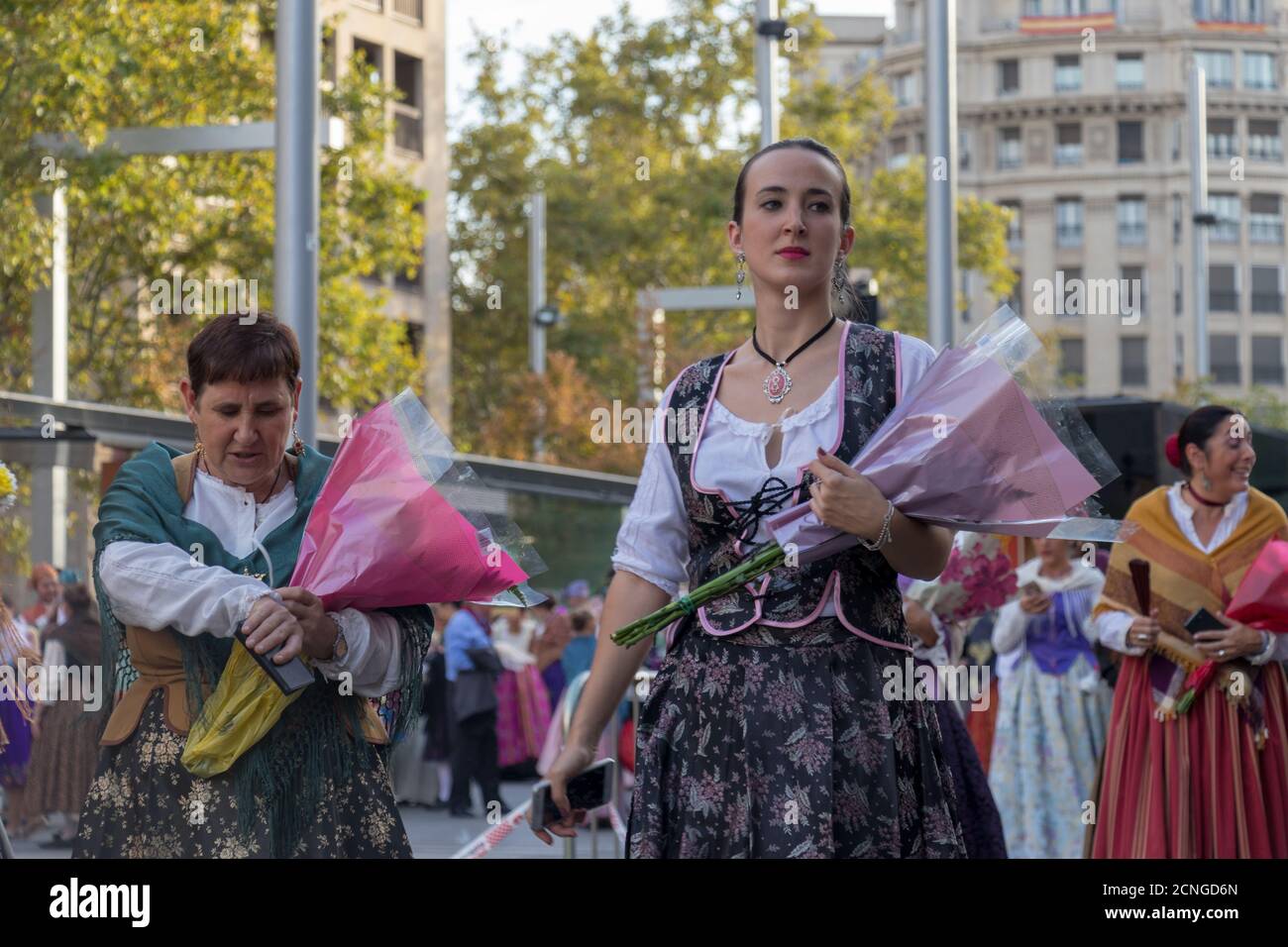 Mädchen verkleidet mit dem traditionellen Outfit in einer Parade während der jährlichen Feierlichkeiten der Stadt Zaragoza, Spanien. Stockfoto