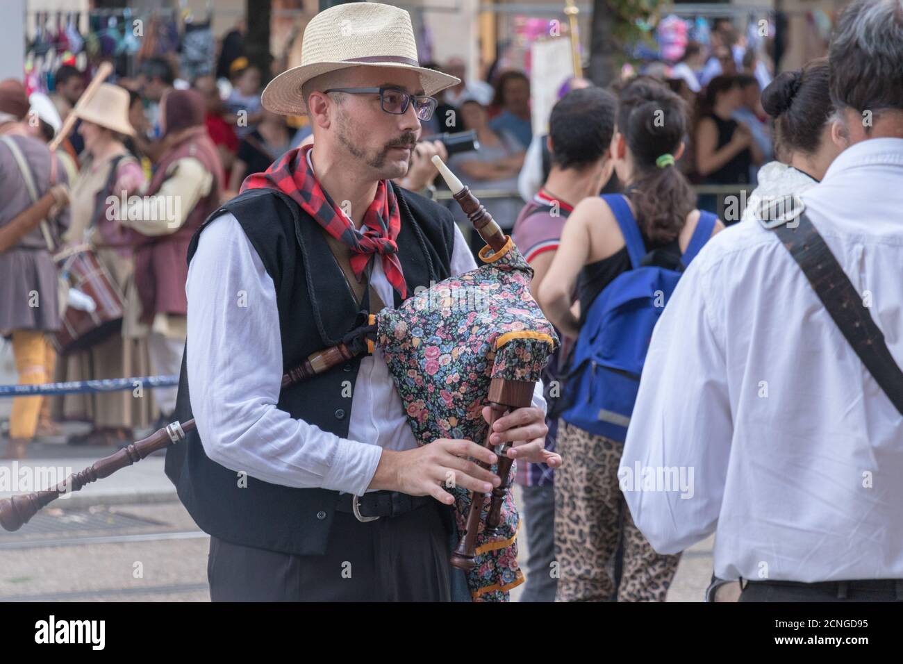 Ein Pfeifer spielt Musik in einer Parade während der jährlichen Feierlichkeiten der Stadt Zaragoza, Spanien. Stockfoto