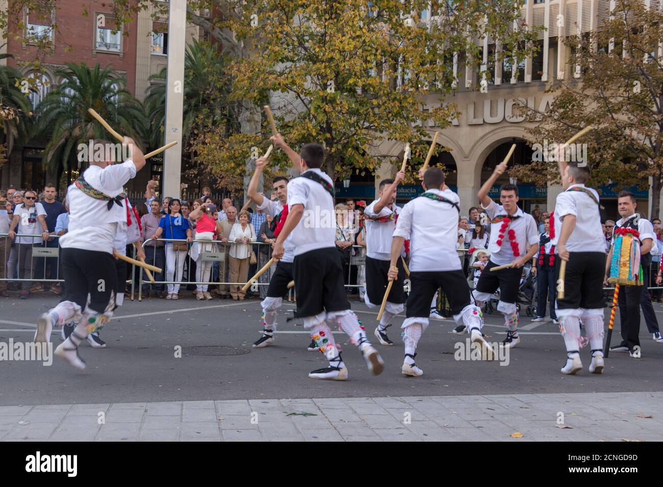 Boys tanzen während der jährlichen Feierlichkeiten der Stadt Zaragoza, Spanien. Stockfoto