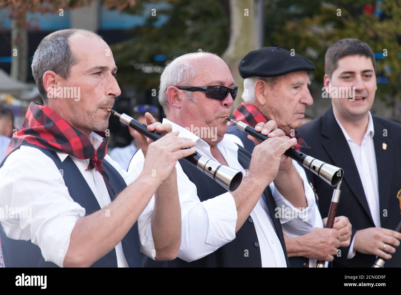 'Dulzaineros' spielt Musik in einer Parade während der jährlichen Feierlichkeiten der Stadt Zaragoza, Spanien. Stockfoto
