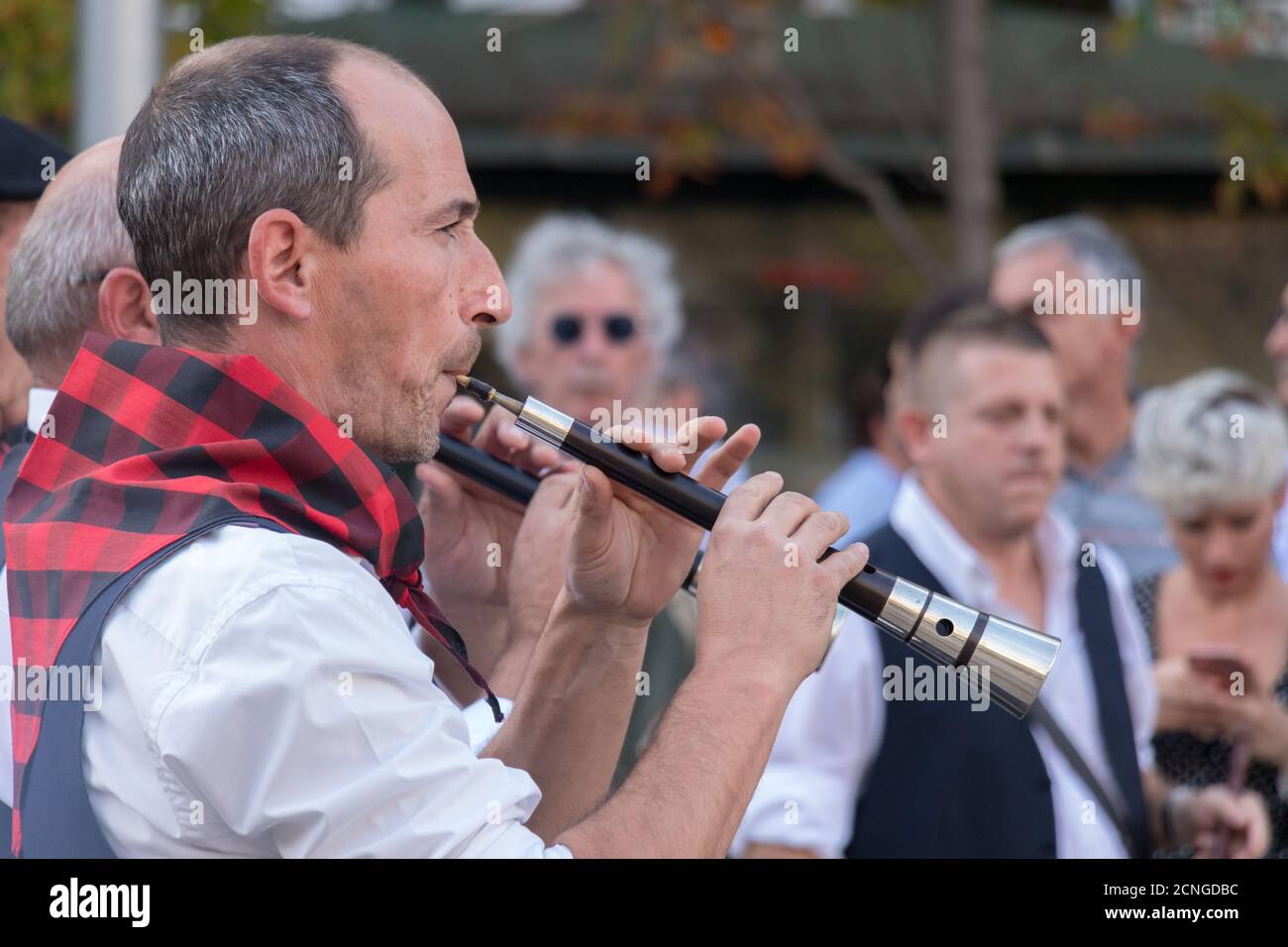 'Dulzaineros' spielt Musik in einer Parade während der jährlichen Feierlichkeiten der Stadt Zaragoza, Spanien. Stockfoto