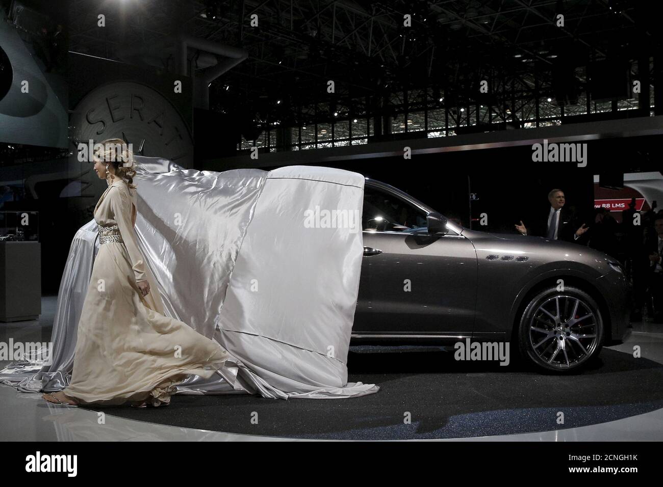 Ein Modell zieht das Blatt, um den SUV Maserati Levante während der Medienvorschau der New York International Auto Show 2016 in Manhattan, New York, 23. März 2016 zu enthüllen. REUTERS/Brendan McDermid Stockfoto