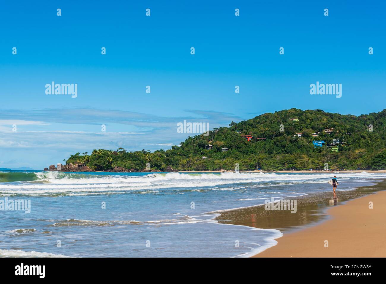 Surfer, die an einem sonnigen Tag am brasilianischen Strand entlang spazieren Stockfoto