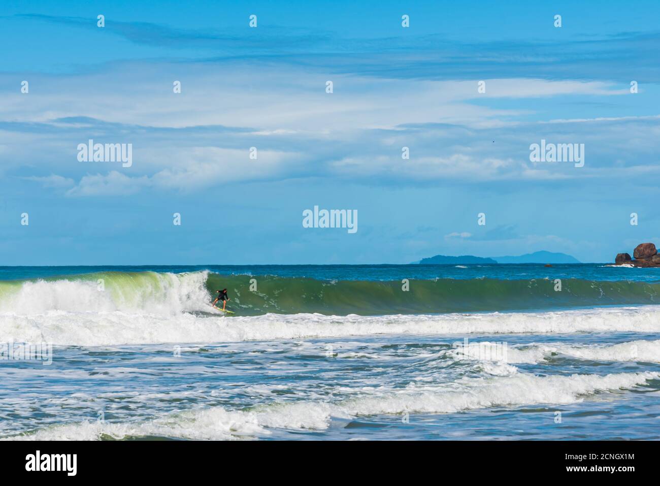 Surfer auf Welle´s brasilianischen Strand Stockfoto