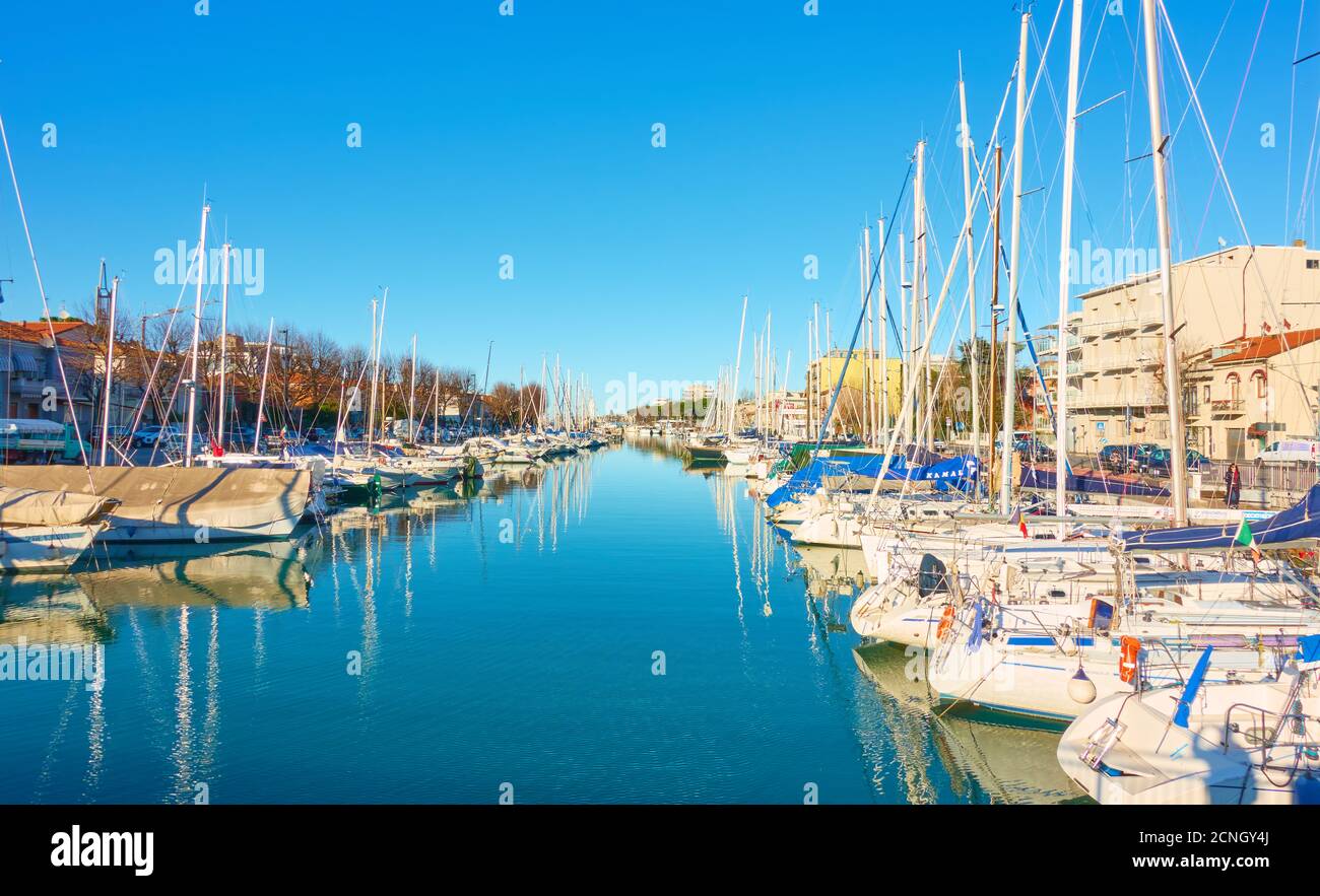 Rimini, Italien - 28. Februar 2020: Yacht und Boote in Kanal in Rimini Stockfoto