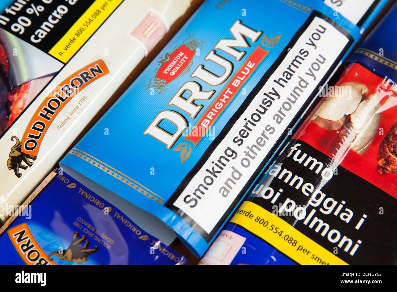 Moskau, Russland - 17. September 2020: Verpackungen von Rolltabak aus nächster Nähe. Marken wie Drum Bright Blue und Old Holborn Stockfoto