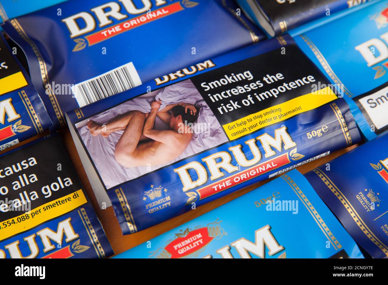 Moskau, Russland - 17. September 2020: Drum The Original. Packungen mit rollendem Tabak aus nächster Nähe Stockfoto