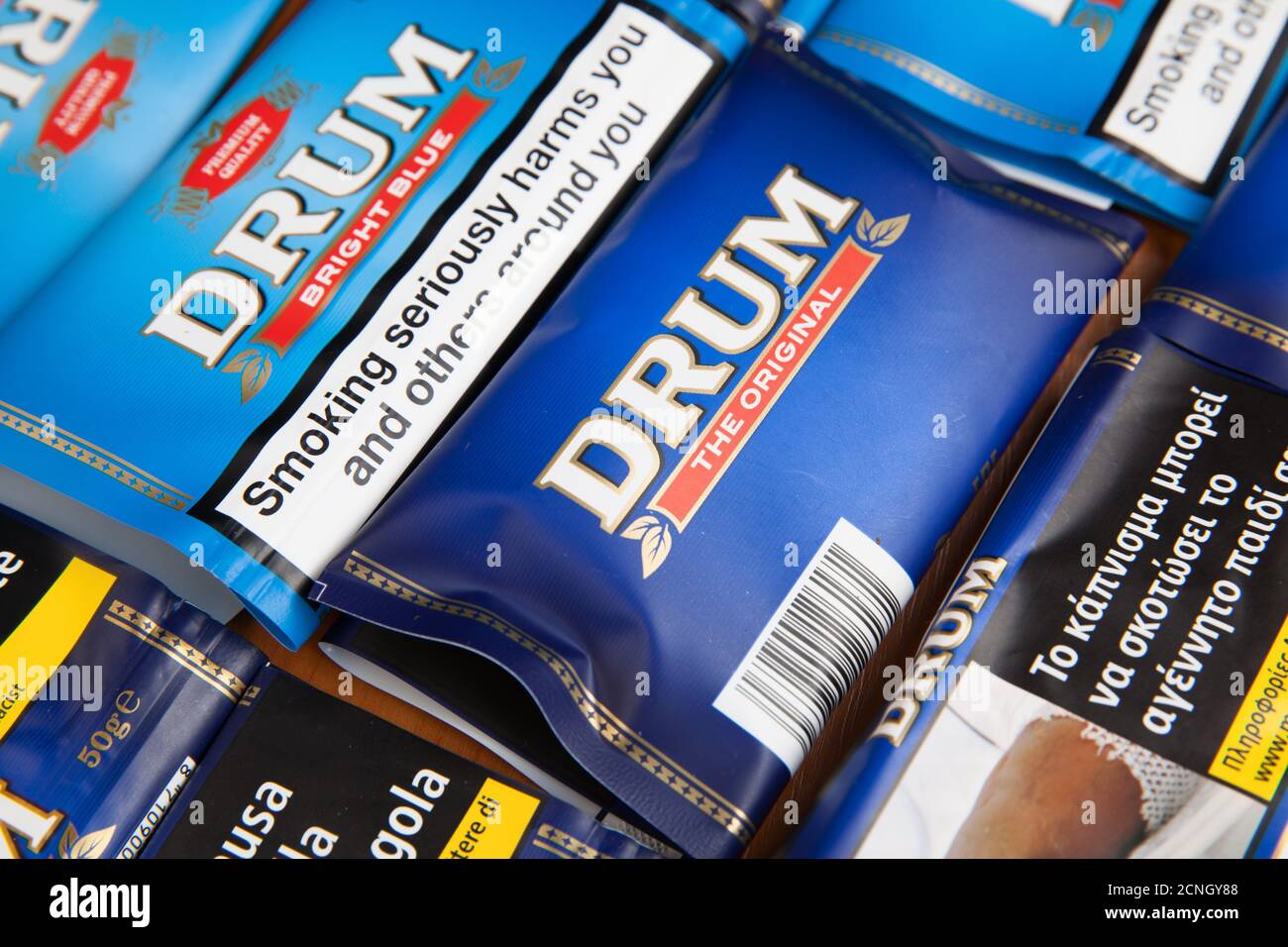 Moskau, Russland - 17. September 2020: Verpackungen von Drum Rolling Tabak Nahaufnahme Stockfoto