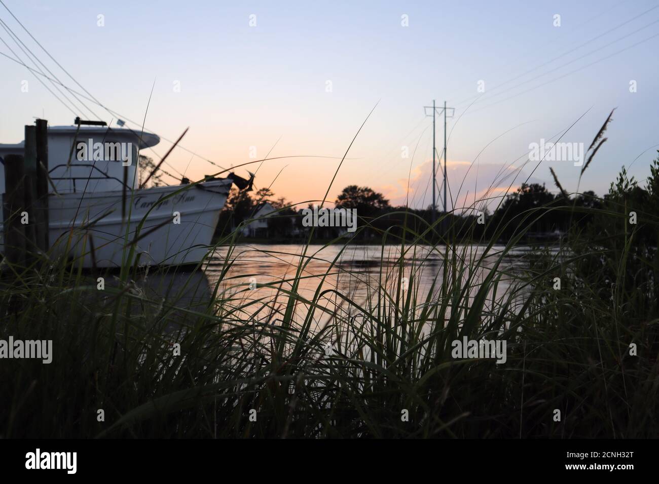 Sonnenuntergang an der Bucht mit einem Fischerboot Stockfoto