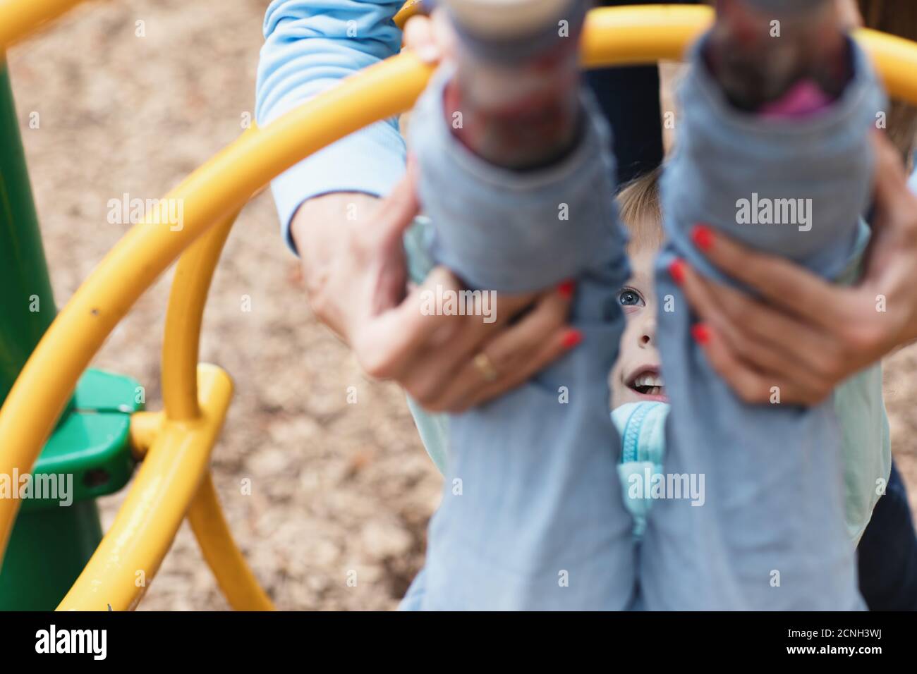 Kleine behinderte Mädchen spielt auf dem Spielplatz Stockfoto