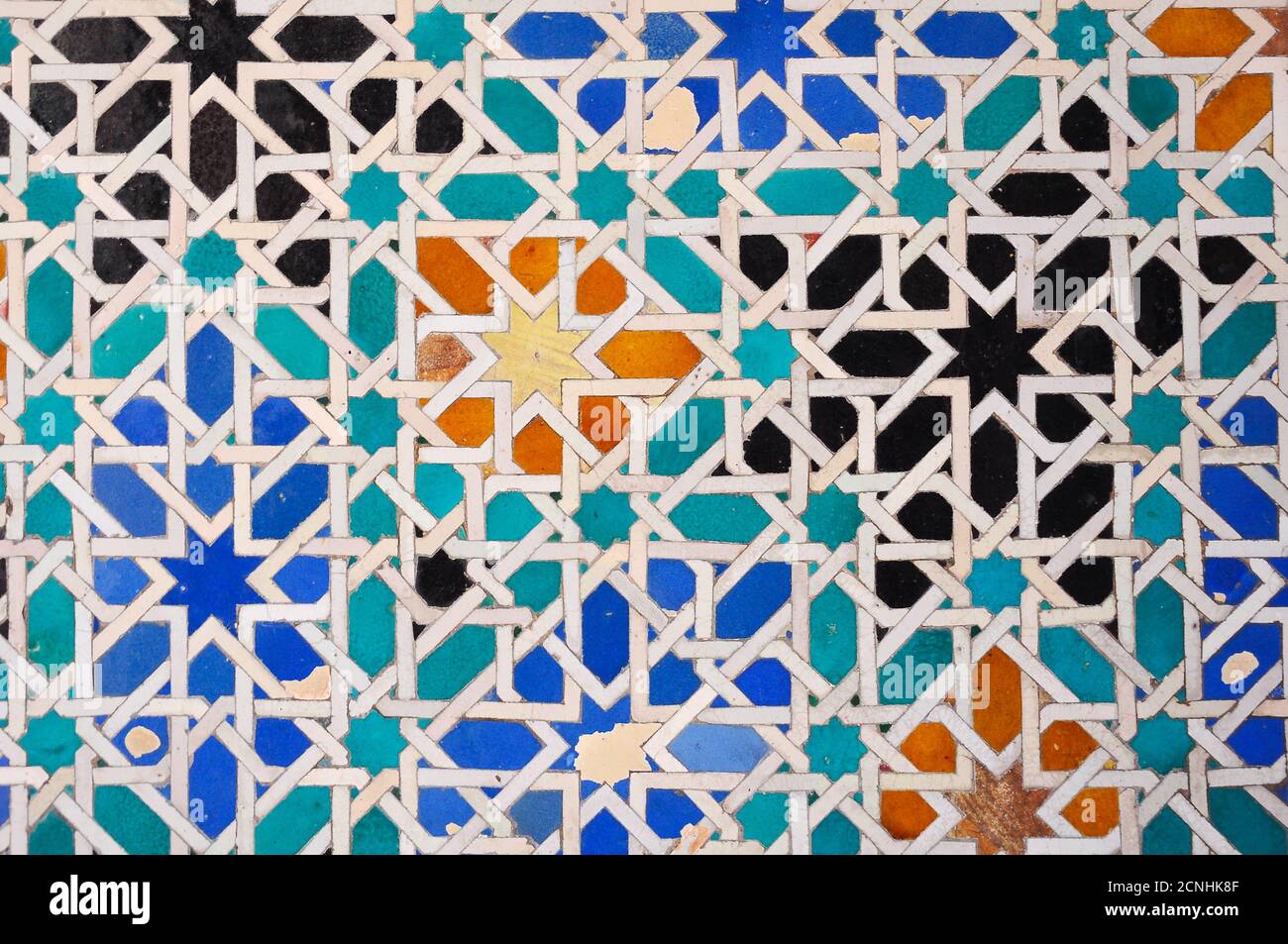 Geflieste Wand mit arabischen Mustern im Alcazar von Sevilla, Spanien Stockfoto Geflieste Wand mit arabischen Mustern im Alcazar von Sevilla, Spanien Stockfoto