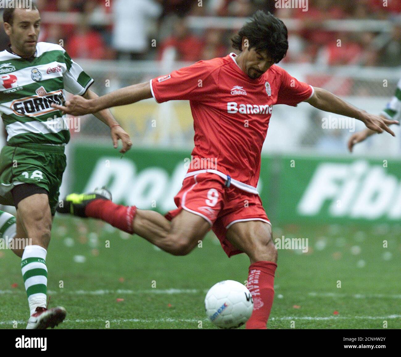 Toluca Sturmer Jose Saturnino Cardozo Aus Paraguay R Schiesst Sein Zweites Tor Gegen Santos Mittelfeldspieler Johan Rodriguez Wahrend Der Zweiten Etappe Ihres Halbfinalmeisterschaftsspiels Im Nemesio Diez Stadion In Toluca 14 Dezember 2002 Toluca