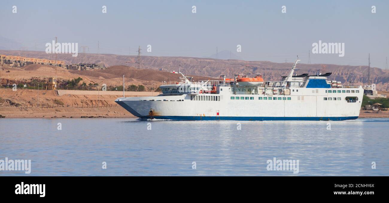 Weißes Fährschiff fährt in den Hafen von Aqaba, das Rote Meer und Jordanien ein Stockfoto