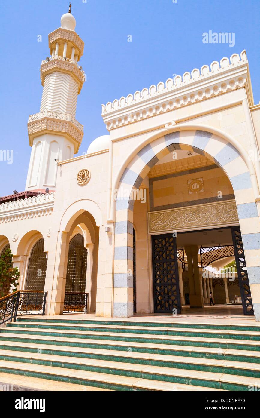 Sharif Hussein bin Ali Moschee, Haupteingang, Aqaba, Jordanien. Vertikales Foto Stockfoto