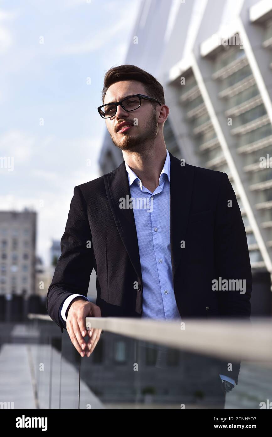 Porträt des selbstbewussten gutaussehenden Mann, in elegantem Anzug, erfolgreiche Geschäftsmann Stockfoto