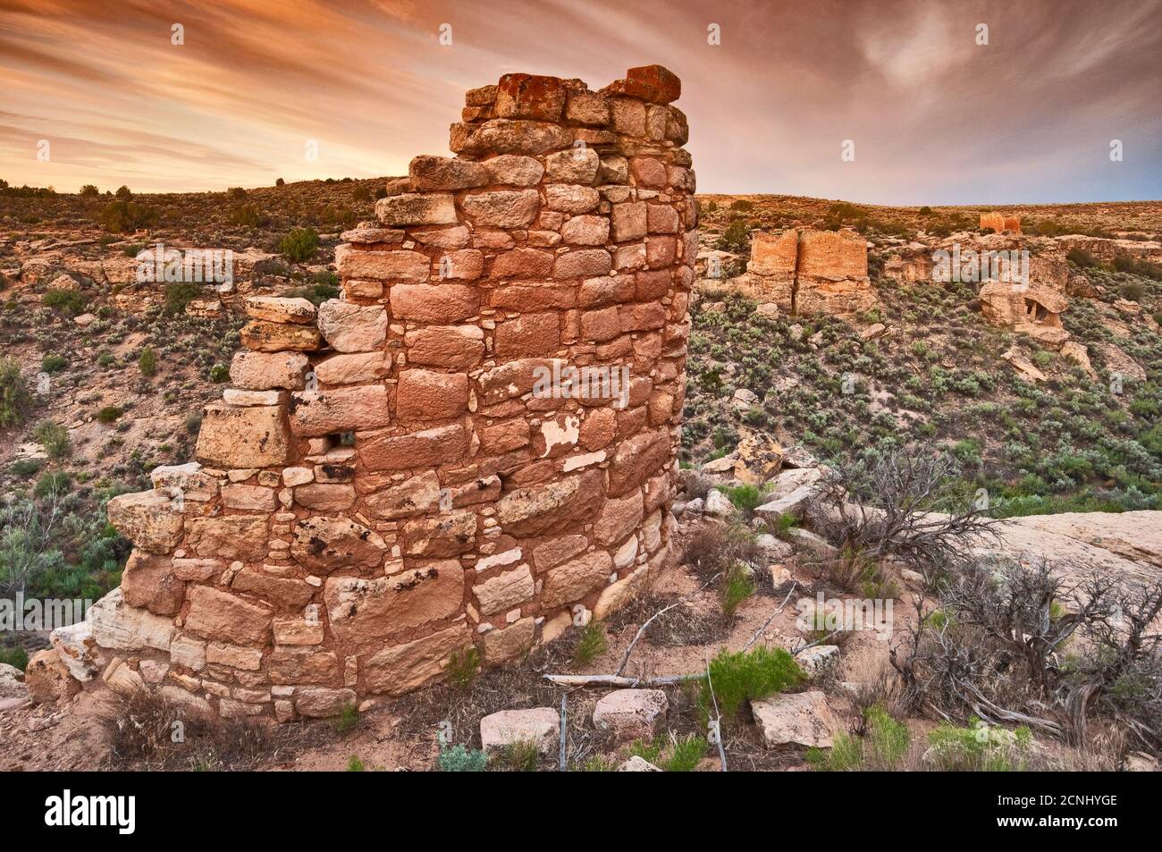 Erodiertes Boulder House, mit Twin Towers in der Ferne, bei Sonnenaufgang, Hovenweep National Monument, Colorado Plateau, Utah, USA Stockfoto