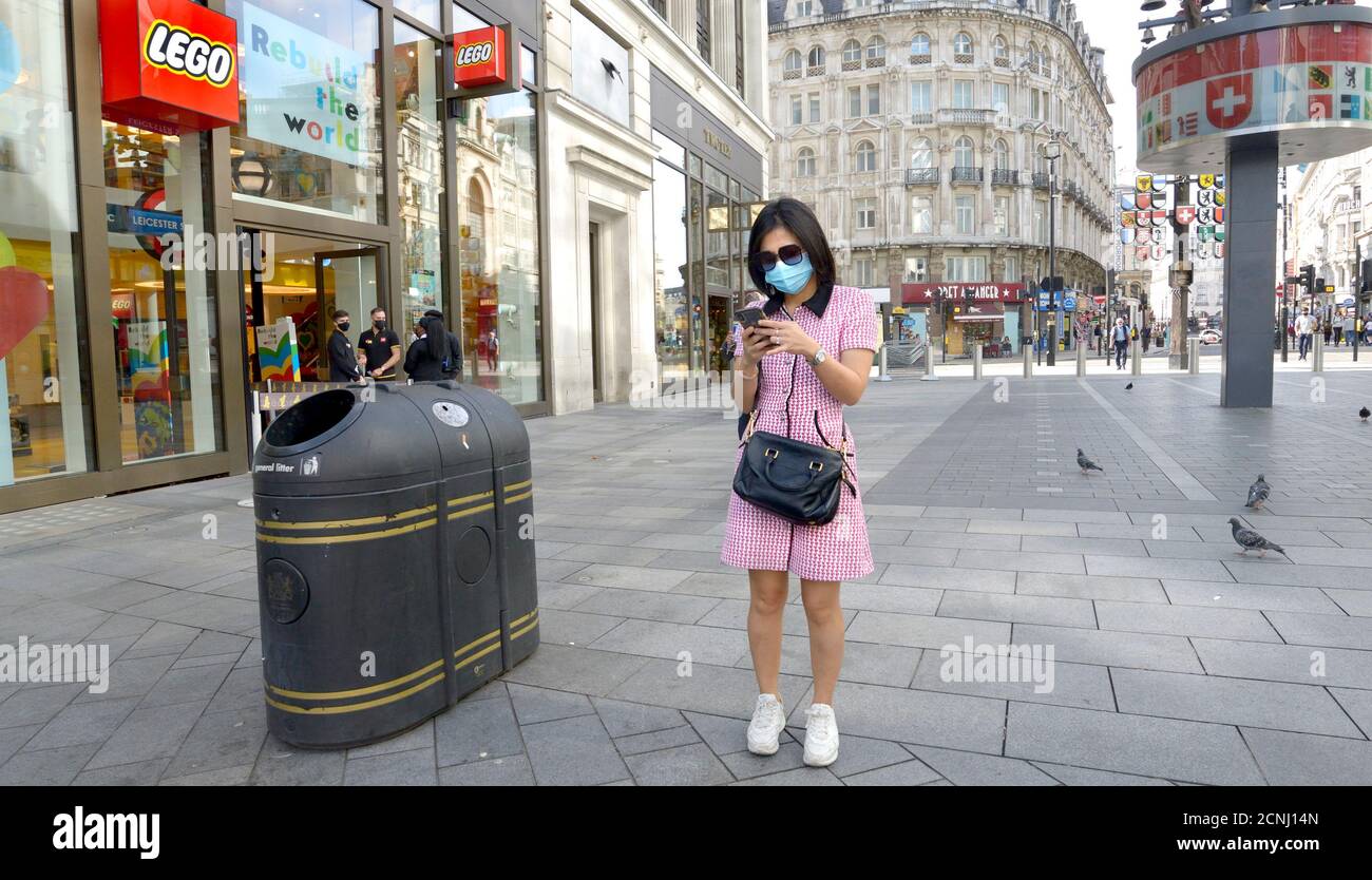 London, England, Großbritannien. Asiatische Frau trägt eine Gesichtsmask auf Leicester Square während der COVID Pandemie, September 2020 Stockfoto