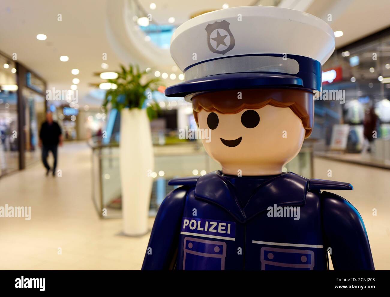 Eine überdimensionale Playmobil Plastiktüte Polizeimann ist in einem  Einkaufszentrum in der Stadt Hanau bei Frankfurt am Main, 15. März 2016 zu  sehen. REUTERS/Kai Pfaffenbach Stockfotografie - Alamy