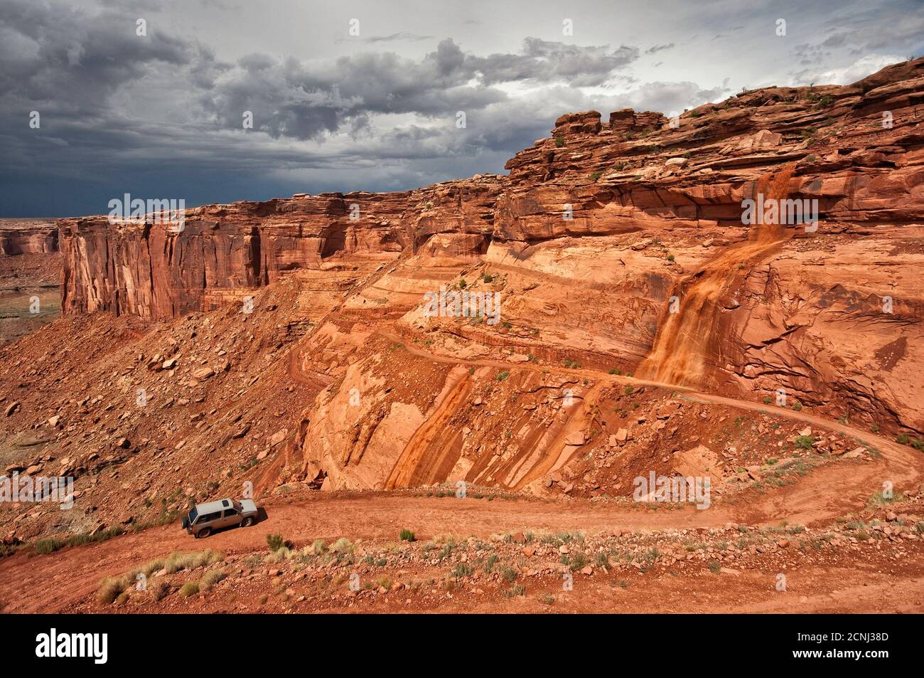 Plötzlicher Wasserfall durch Sturzflut am 18. August 2010 verursacht, zerstört Mineral Road hinunter zum Green River Canyon im Canyonlands Nat Park, Utah, USA Stockfoto