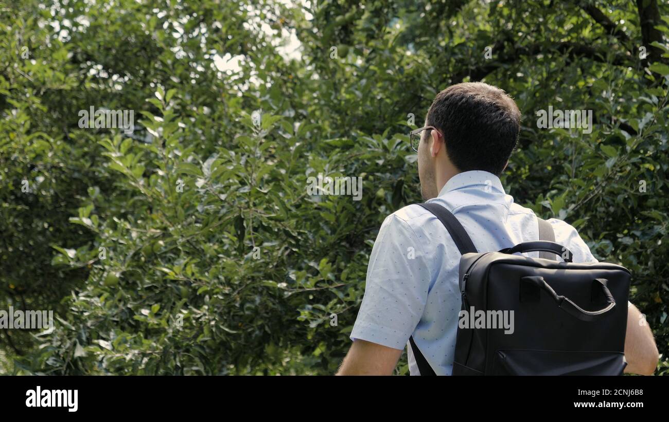 Schöner junger Mann in Brille und lässiger Kleidung mit schwarz Zurück Stockfoto