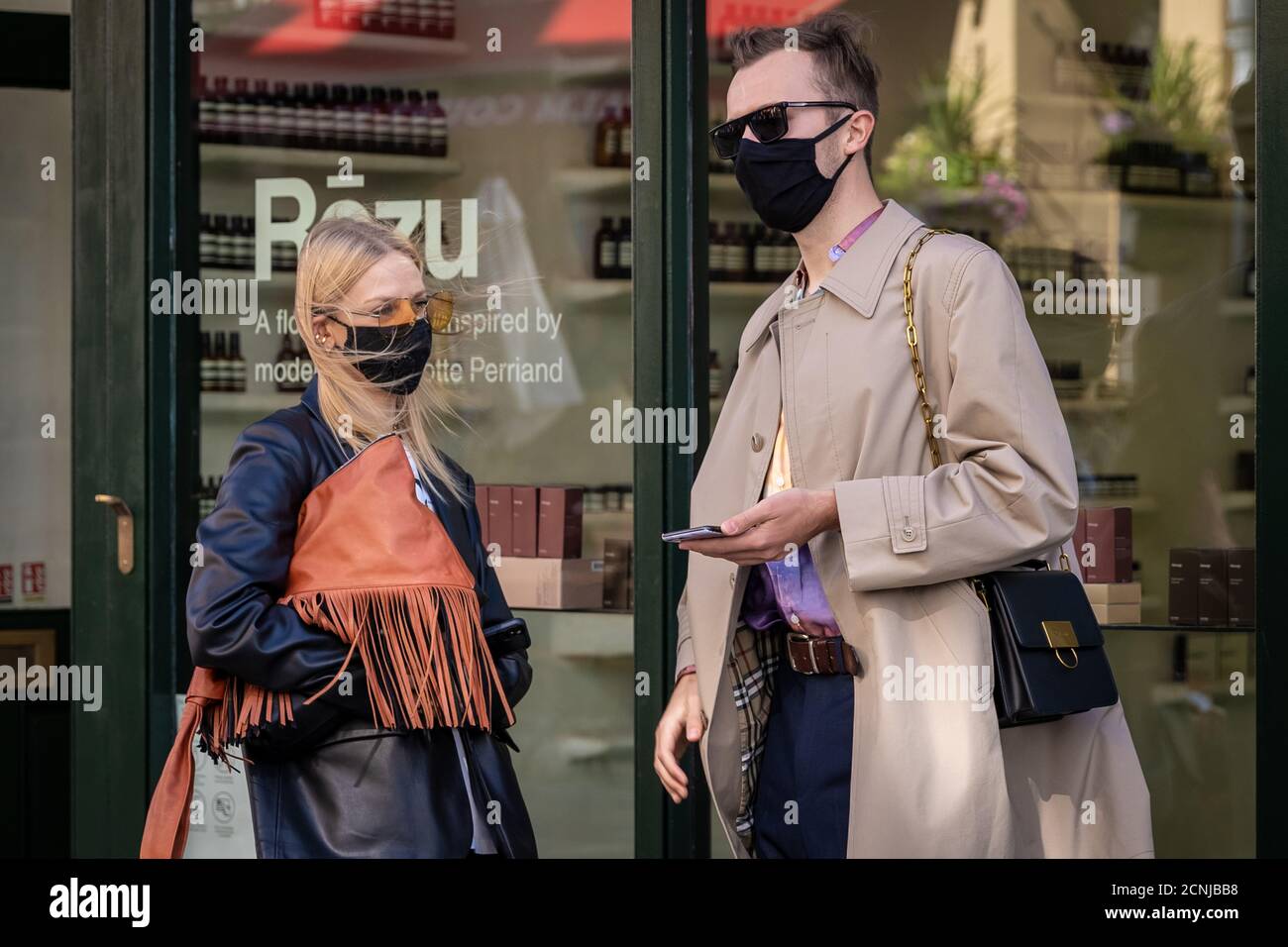London Fashion Week. Designer, Fashionistas, Blogger und Modestudenten kommen in Covent Garden an. London, Großbritannien. Stockfoto