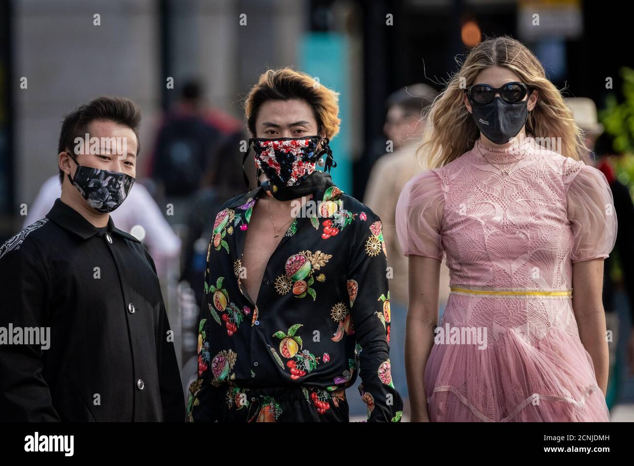 London Fashion Week. Designer, Fashionistas, Blogger und Modestudenten kommen in Covent Garden an. London, Großbritannien. Stockfoto