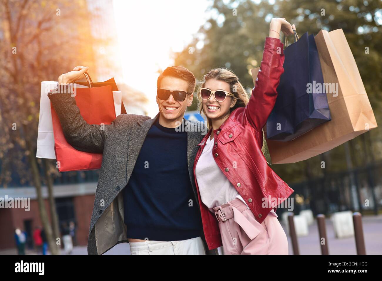 Schöne junge Liebende paar Durchführung Einkaufstüten und gemeinsam genießen. Bild junges paar Shopping in der Stadt. Stockfoto