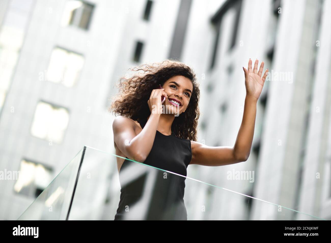 Ziemlich gemischte Rasse Geschäftsfrau sprechen per Telefon in der Stadt. Stockfoto