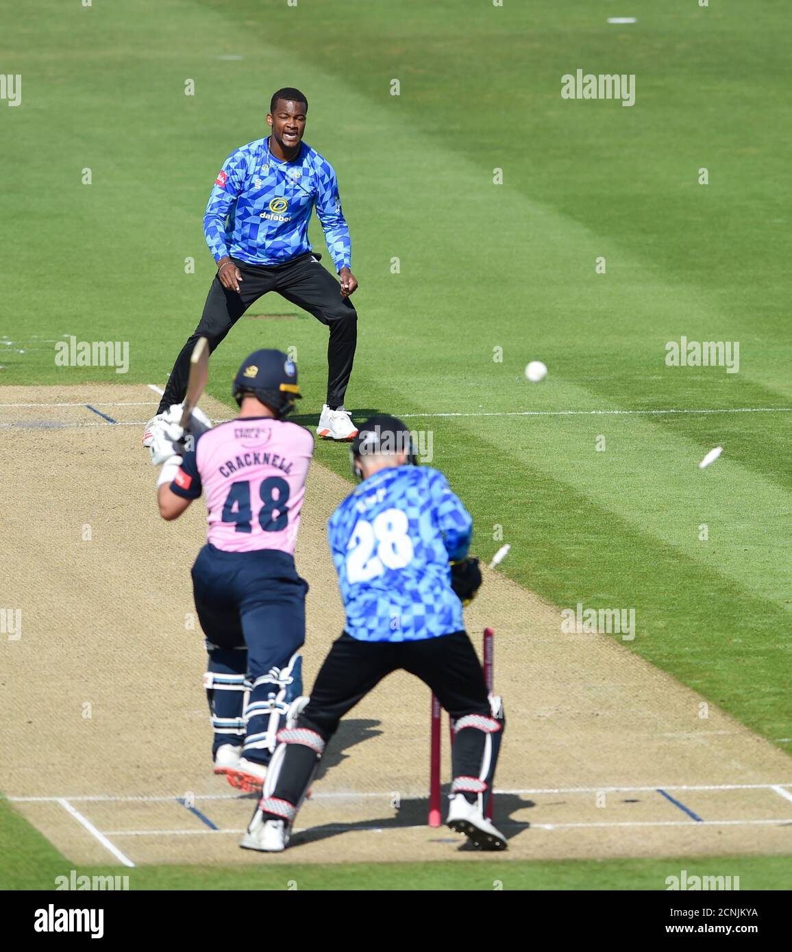 Hove UK 18. September 2020 - Sussex Sharks Bowler Delray Rawlins bowelt Middlesex's Joe Cracknell für 37 Läufe im Vitality Blast T20 Cricket Match zwischen Sussex Sharks und Middlesex, das hinter verschlossenen Türen im 1. Central County Ground in Hove stattfindet: Kredit Simon Dack / Alamy Live Nachrichten Stockfoto