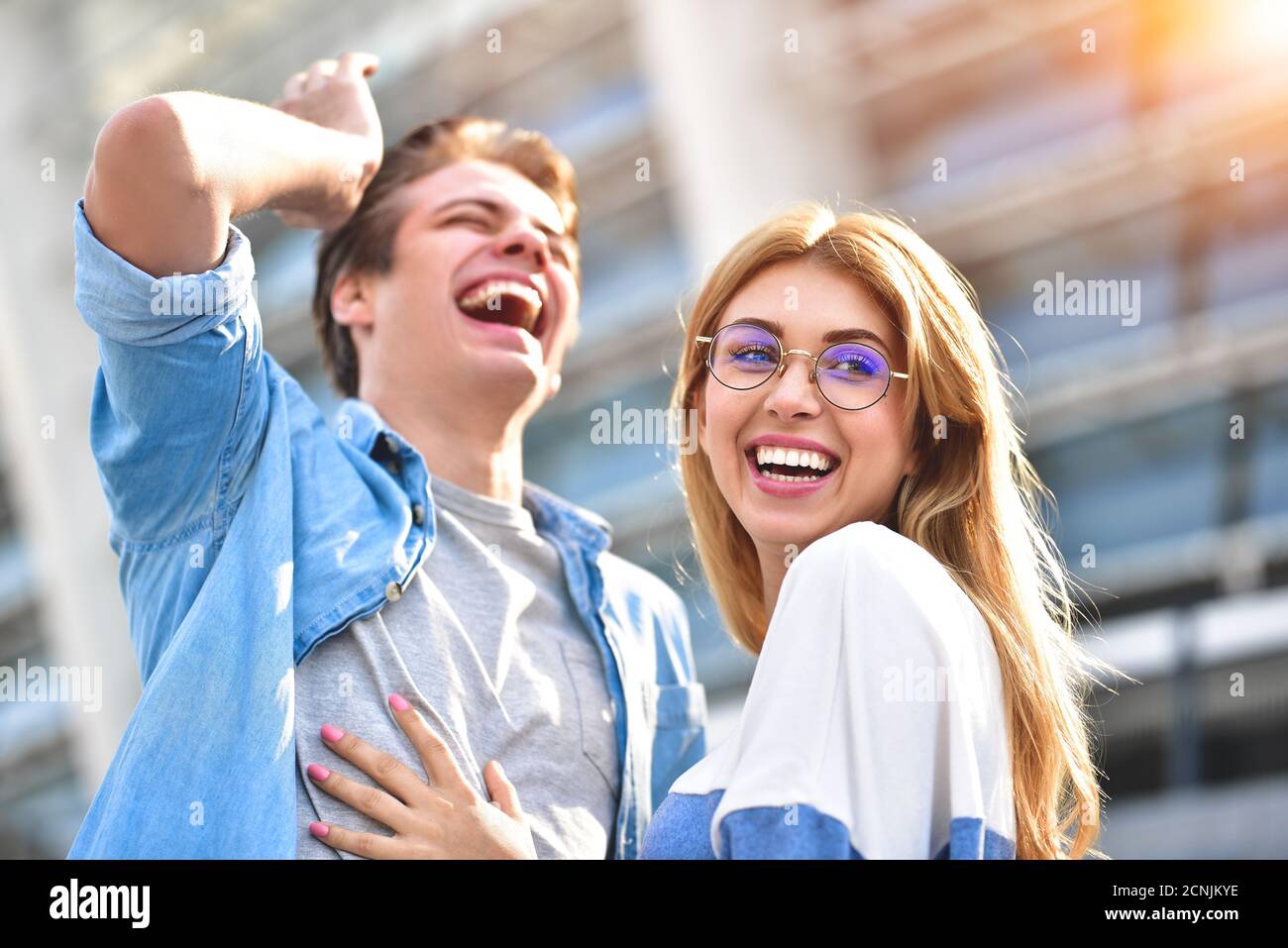 Schönes Paar in der Liebe aus im Freien und lächelnd. Schönes Mädchen kitzelt ihr Freund Stockfoto