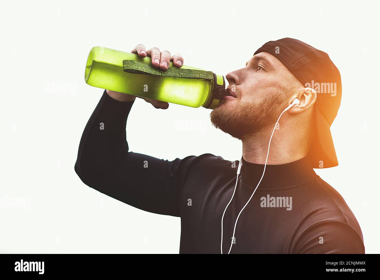 Muskulöse bärtigen Sportler trinken Wasser nach gutem Training Session am Stadtpark. Stockfoto