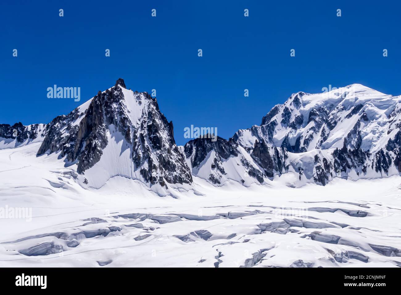 Schneebedeckte Gipfel der Alpen-Bergkette Stockfoto