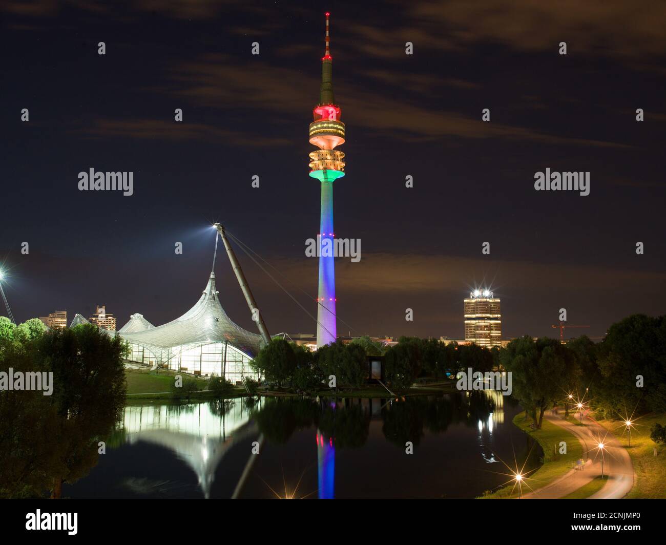 Christopher Street Day, Olympiaturm, beleuchtet, Regenbogenfarben, bunt, Olympiapark, München, Hallenbad, BMW Vierzylinder, Olympic l Stockfoto