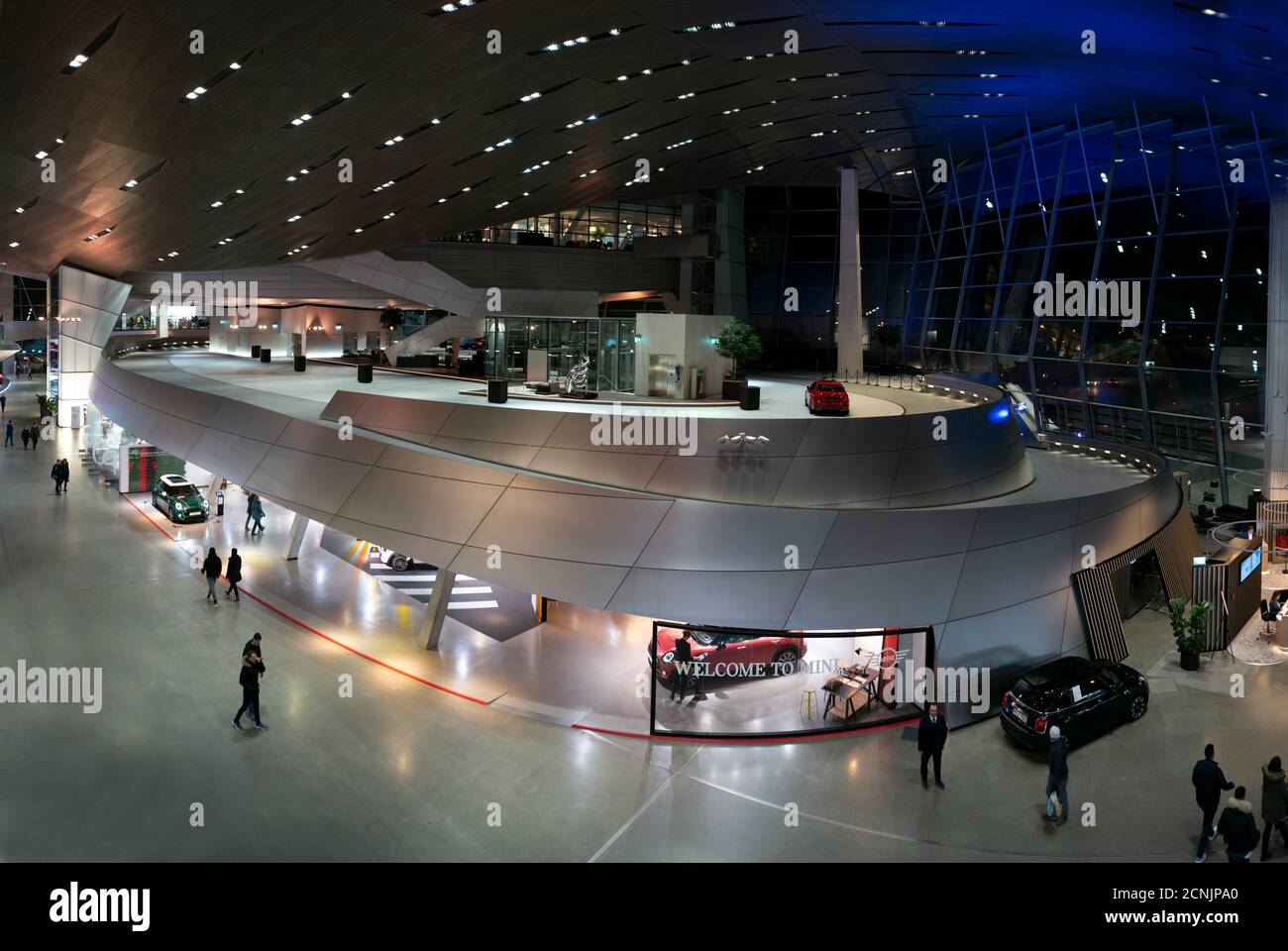 BMW Welt München, Showroom, Besucher Stockfoto