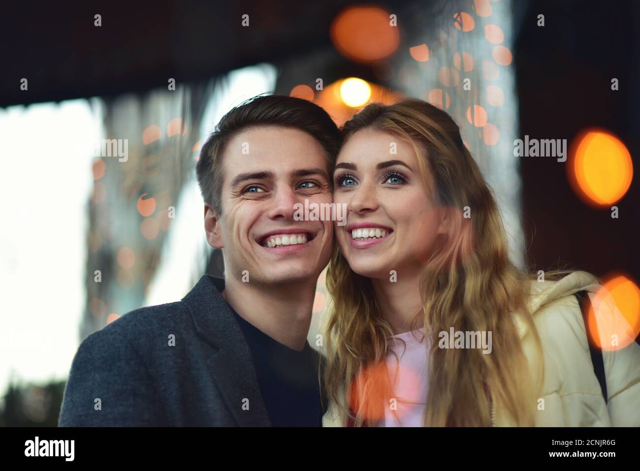 Glückliches junges Paar umarmen und Lachen im Freien. Stockfoto