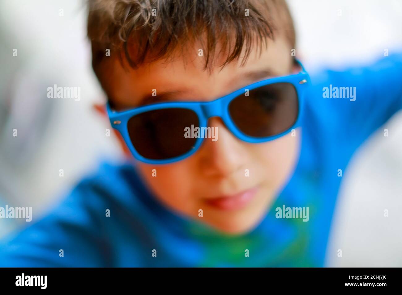 Schönes 9 Jahre altes kaukasisches dunkelbraunes Kind mit Sonnenbrille. Hochwertige Fotos Stockfoto