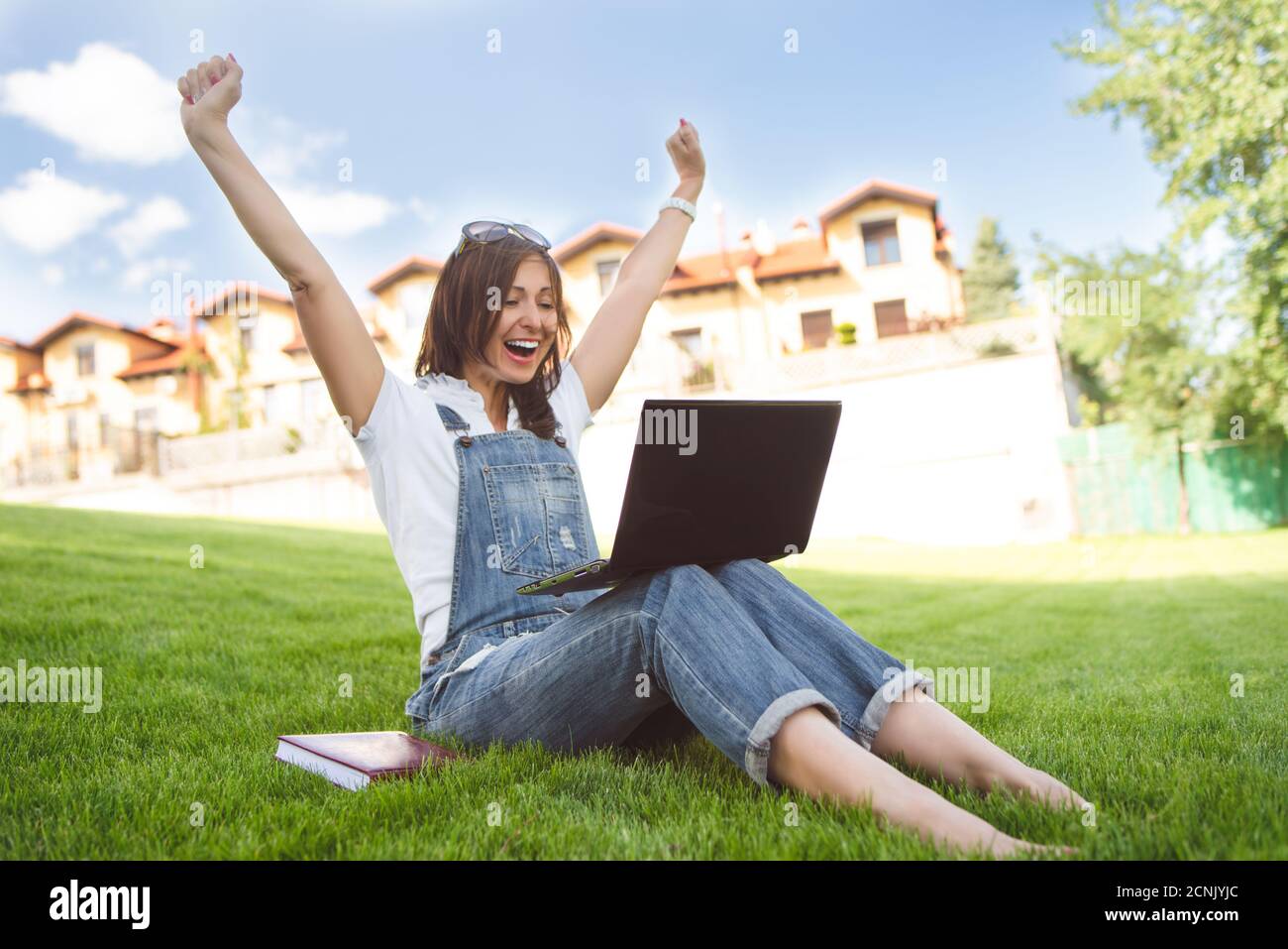 Gute Nachrichten, Erwachsene kaukasische Frau ist emotional mit dem Notizbuch, ist glücklich. Attraktive Frau bekommt freudige Emotionen durch das Sprechen Stockfoto