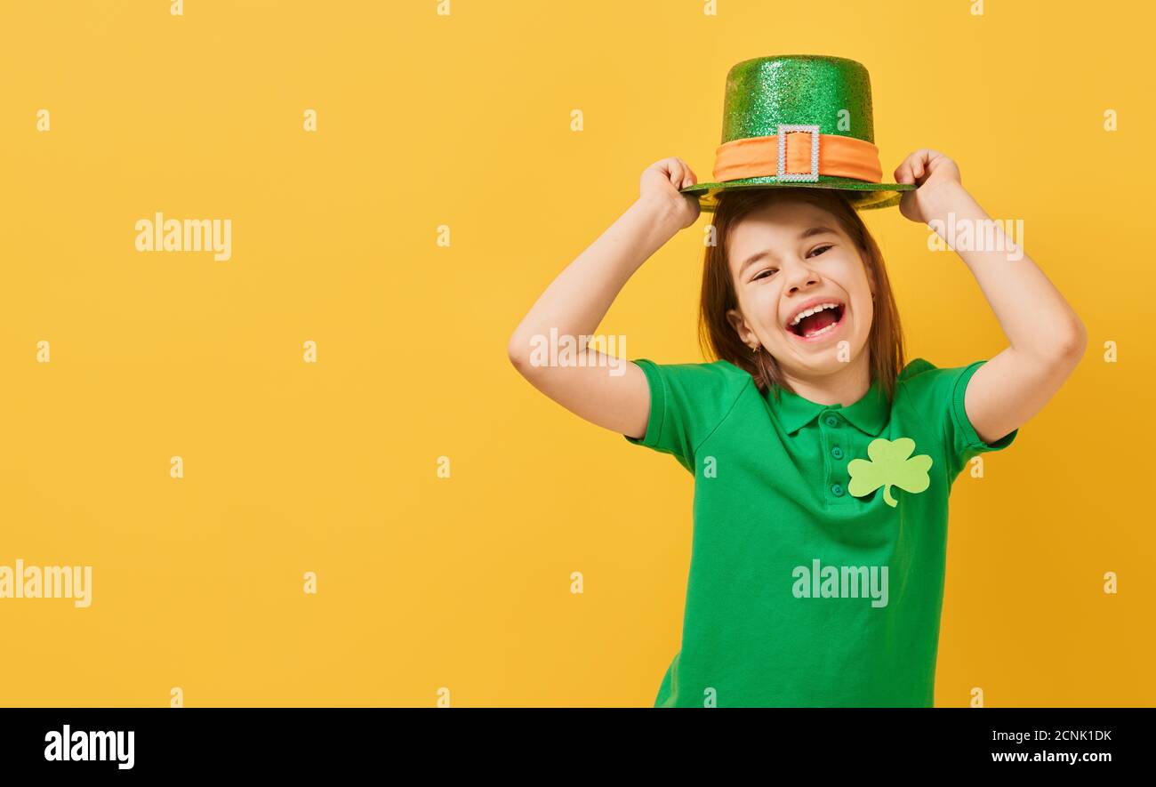 Das niedliche Mädchen im Kobold Hut für einen St. Patrick's Day. Stockfoto