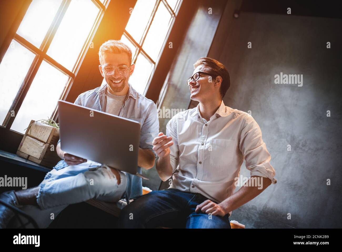 Zwei Geschäftskollegen sitzen an einem Tisch und treffen sich. Stockfoto