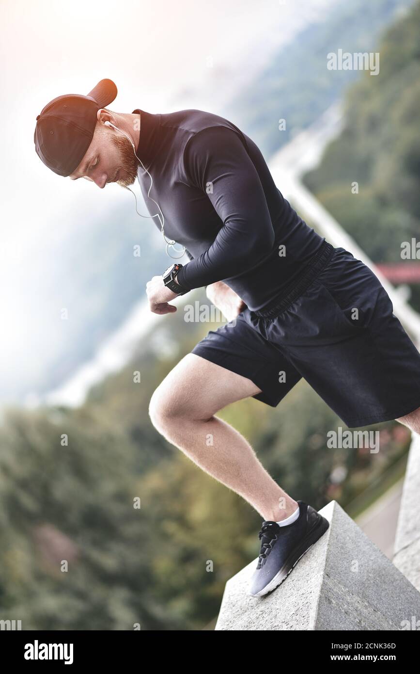 Nahaufnahme Bärtigen sportlicher Mann nach Training Session Checks Fitness Ergebnisse. Nach Kerl tragen Sports Tracker Armband. Stockfoto
