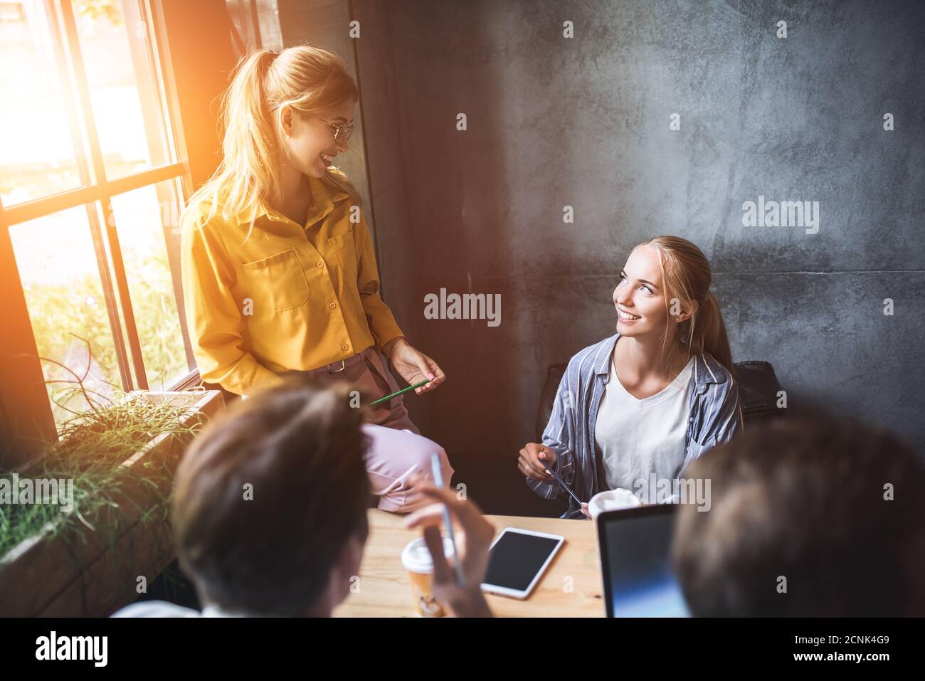 Gruppe von verschiedenen Designern, die ein Meeting-Konzept haben. Team von Grafikdesignern mit einem Meeting im Büro. Stockfoto